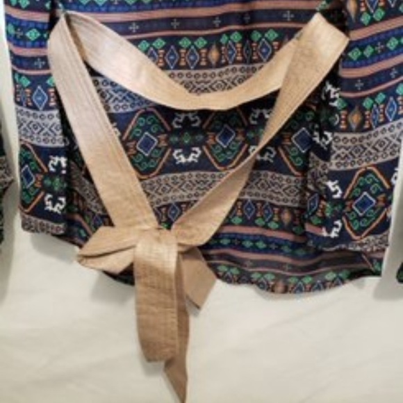 Bonus Jewelry included ‼️Beautiful DOUBLE ZERO pattern Blouse Shirt Belt top - Picture 3 of 9